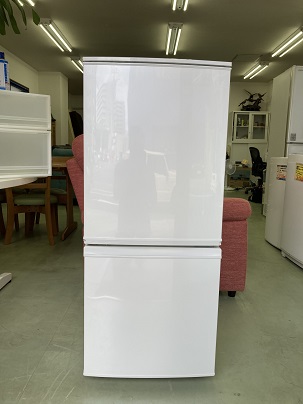 ファン式　シャープ2ドア冷蔵庫 つけかえどっちもドアタイプ 137L ホワイト SJ-D14B-W　2016年製